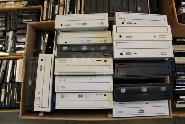 ALL ONE MONEY! PALLET LOT of Various Hard Drives! (Basement: Room 019) - Image 2 of 8