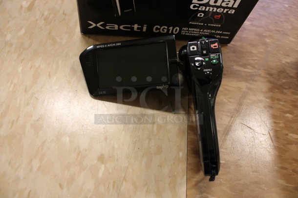 IN ORIGINAL BOX! Sanyo VPC-CG10 Dual Camera Xacti. 3x4.5x1.5. (Room 108) - Image 3 of 9