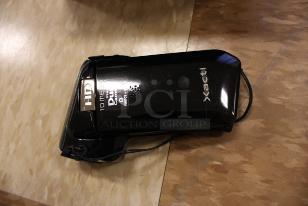 IN ORIGINAL BOX! Sanyo VPC-CG10 Dual Camera Xacti. 3x4.5x1.5. (Room 108) - Image 5 of 9