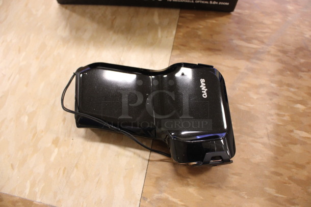 IN ORIGINAL BOX! Sanyo VPC-CG10 Dual Camera Xacti. 3x4.5x1.5. (Room 108) - Image 6 of 9