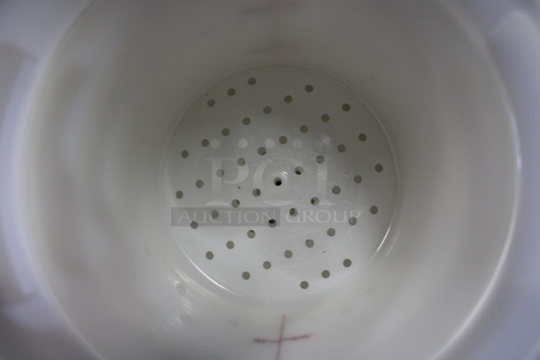 ALL ONE MONEY! Lot of 10 White Poly 6 Quart Straining Containers w/ 9 Lids! 10.5x9x8 - Image 4 of 4