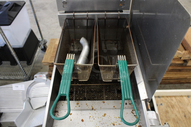 Pitco Frialator Model SG14-S Stainless Steel Commercial Natural Gas Powered Deep Fat Fryer w/ Side Splash Guard and 2 Metal Fry Baskets. 110,000 BTU. 15.5x34x48 - Image 4 of 6