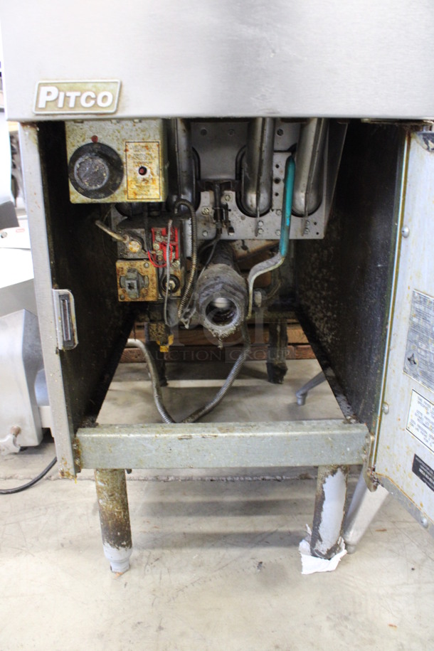 Pitco Frialator Model SG14-S Stainless Steel Commercial Natural Gas Powered Deep Fat Fryer w/ Side Splash Guard and 2 Metal Fry Baskets. 110,000 BTU. 15.5x34x48 - Image 5 of 6