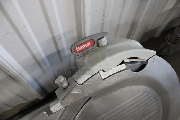 Berkel Model 909M Stainless Steel Commercial Countertop Meat Slicer w/ Blade Sharpener. 115 Volts, 1 Phase. 26x20x21. Tested and Working! - Image 5 of 7