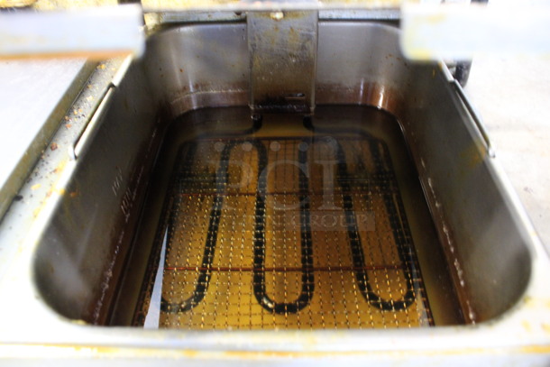 Avantco Stainless Steel Countertop Electric Powered Double Bay Fryer w/ 2 Lids. 115 Volts, 1 Phase. 22x16x11 - Image 6 of 6