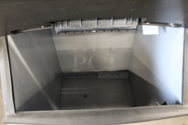 Manitowoc Model ID0602A-261 Stainless Steel Commercial Air Cooled Ice Machine Head on Manitowoc Model B570 Commercial Ice Bin. 208-230 Volts, 1 Phase. 30x33x72 - Image 3 of 6