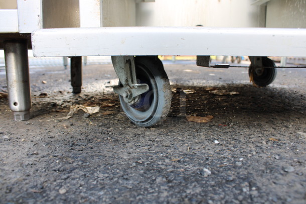 Metal Commercial Enclosed Pan Transport Rack on Commercial Casters. 25.5x31.5x69 - Image 5 of 5