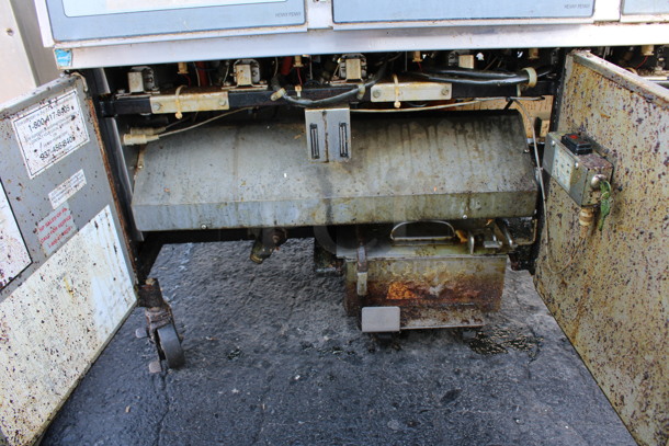 Henny Penny Model LVG-SSS Stainless Steel Commercial Floor Style Natural Gas Powered 3 Bay Deep Fat Fryer w/ 6 Metal Fry Baskets on Commercial Casters. 225,000 BTU. 47x32x48 - Image 5 of 8