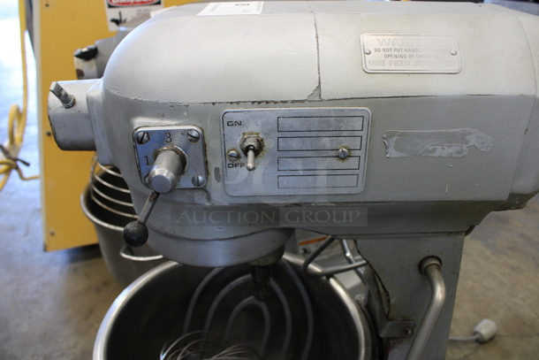 Hobart Model A200 Metal Commercial Countertop 20 Quart Planetary Mixer w/ Stainless Steel Mixing Bowl, Whisk and Paddle Attachments. 115 Volts, 1 Phase. 16x22x31. Tested and Working! - Image 2 of 6