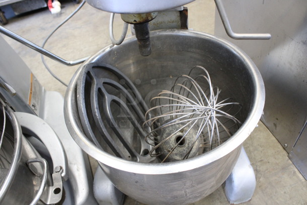 Hobart Model A200 Metal Commercial Countertop 20 Quart Planetary Mixer w/ Stainless Steel Mixing Bowl, Whisk and Paddle Attachments. 115 Volts, 1 Phase. 16x22x31. Tested and Working! - Image 3 of 6