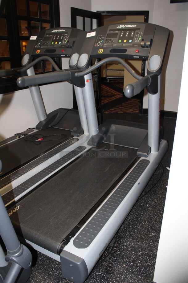 Life Fitness Commercial Treadmill with Digital Display Screen, Heart Rate Monitoring, Various Workout Programs, Adjustable Incline and Speed. 35x83x62. BUYER MUST REMOVE!