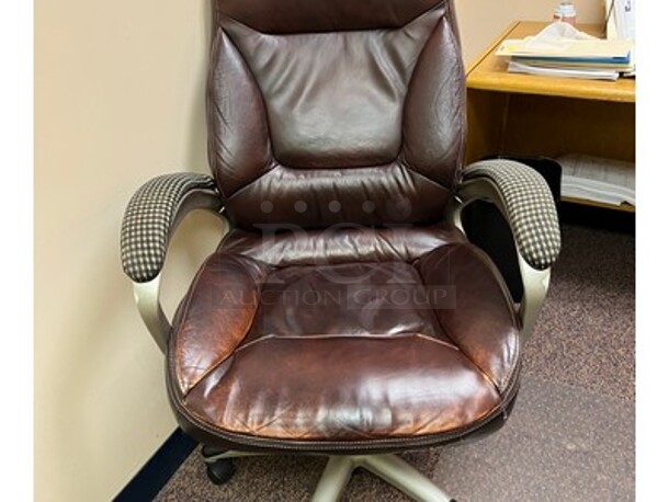 Contents in Entire Room! Lot Includes Office Chair, Glass Top Desk, Phone, HP Monitor, Keyboard, Wooden Desk, and Tons of Office Supplies on Wooden Shelf! BUYER MUST REMOVE! Winning Bidder Can Take What They Want From Lot! - Image 4 of 11