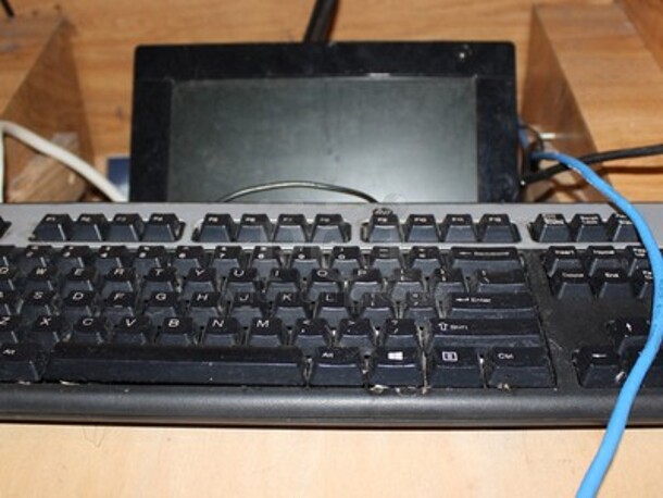 HP LV1911 17" Monitor and HP Keyboard. 17x11 - Image 3 of 3