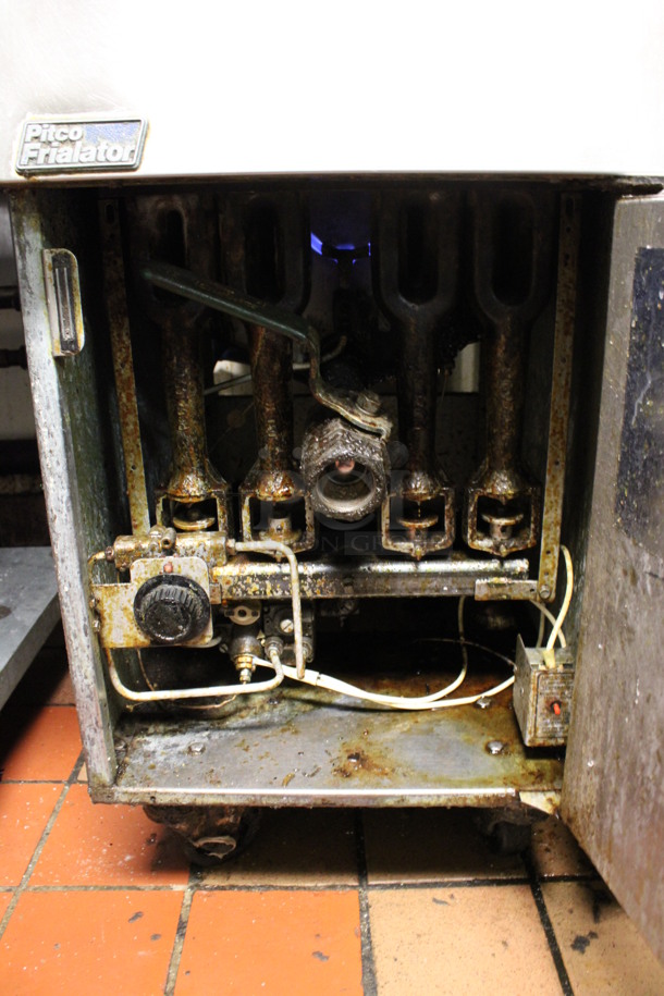 Pitco Frialator Model 14S Stainless Steel Commercial Floor Style Natural Gas Powered Deep Fat Fryer w/ 2 Metal Fry Baskets on Commercial Casters. 110,000 BTU. 16x32x47. (kitchen) - Image 5 of 6