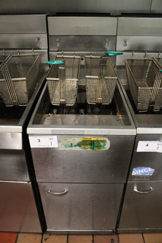 Pitco Frialator Model 45C+S Stainless Steel Commercial Floor Style Natural Gas Powered Deep Fat Fryer w/ 2 Metal Fry Baskets. 122,000 BTU. 15x30x46. (kitchen)