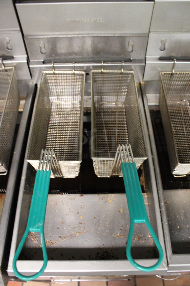 Pitco Frialator Model 45C+S Stainless Steel Commercial Floor Style Natural Gas Powered Deep Fat Fryer w/ 2 Metal Fry Baskets. 122,000 BTU. 15x30x46. (kitchen) - Image 4 of 7