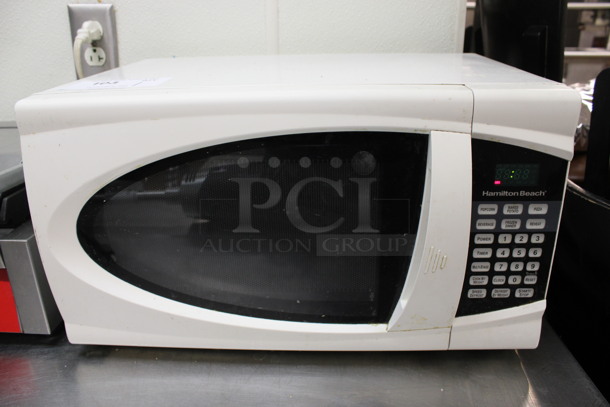 Hamilton Beach Countertop Microwave Oven w/ Plate. 19x13x11. (kitchen)