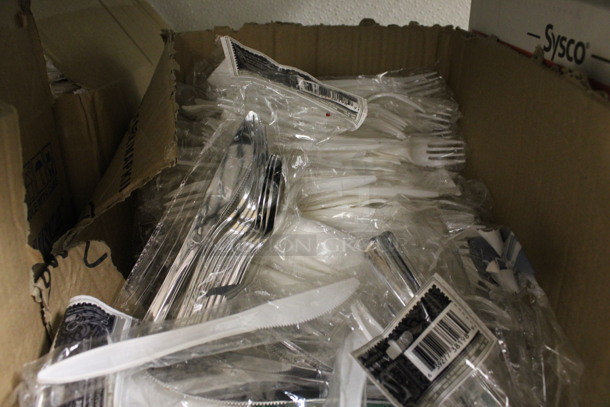ALL ONE MONEY! Lot of Plastic Utensils! (kitchen) - Image 3 of 4