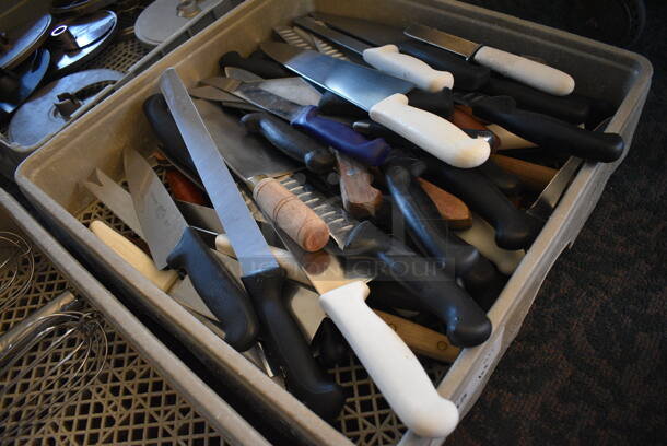 ALL ONE MONEY! Lot of Various Stainless Steel Knives in Tan Poly Dish Caddy! 19.5x19.5x4. (back dining room) - Image 2 of 5