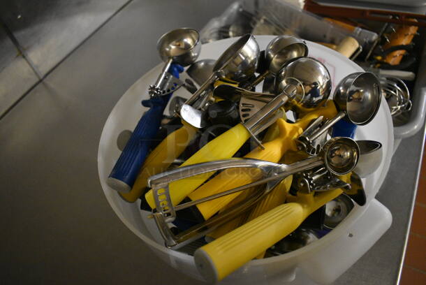ALL ONE MONEY! Lot of Various Metal Scoopers in Poly Bucket! (bakery kitchen) - Image 3 of 3