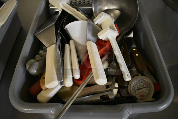 ALL ONE MONEY! Lot of Various Mertal Utensils Including Spatulas, Grater and Ladle in Gray Poly Bus Bin! 21.5x15x5. (bakery kitchen) - Image 3 of 5