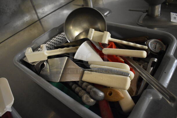 ALL ONE MONEY! Lot of Various Mertal Utensils Including Spatulas, Grater and Ladle in Gray Poly Bus Bin! 21.5x15x5. (bakery kitchen) - Image 4 of 5