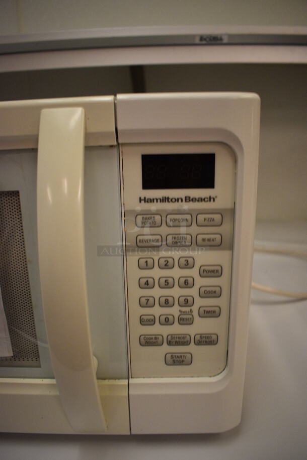 Hamilton Beach Countertop Microwave Oven w/ Plate. 21x16x12. Unit Was In Working Condition When Restaurant Closed. (icing kitchen) - Image 4 of 5