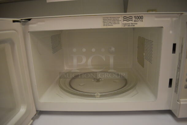 Hamilton Beach Countertop Microwave Oven w/ Plate. 21x16x12. Unit Was In Working Condition When Restaurant Closed. (icing kitchen) - Image 5 of 5