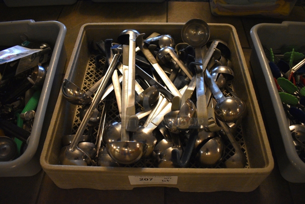 ALL ONE MONEY! Lot of Various Metal Ladles in Dish Caddy. 19.5x19.5x4. (buffet)