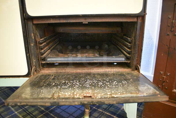 ANTIQUE! White Metal Gas Powered Stove and Oven. 38x23x39.5. (blue retail store) - Image 5 of 9