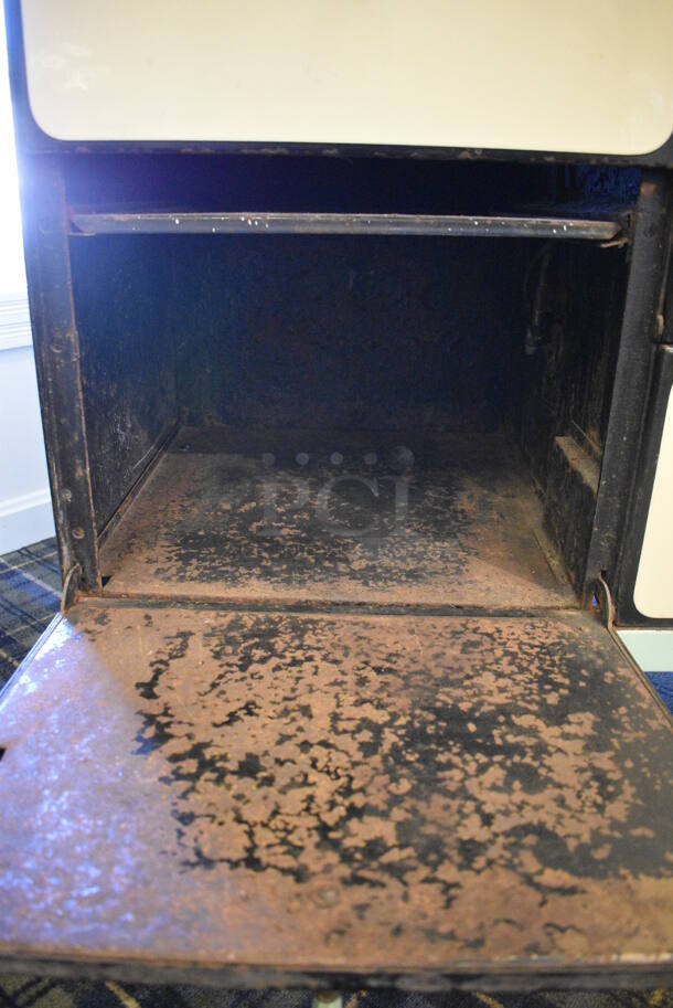 ANTIQUE! White Metal Gas Powered Stove and Oven. 38x23x39.5. (blue retail store) - Image 6 of 9