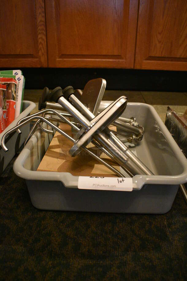 ALL ONE MONEY! Lot of 4 Stainless Steel Food Warmer Pump Lids in Gray Poly Bus Bin! 5x12x15 (buffet) - Image 4 of 4