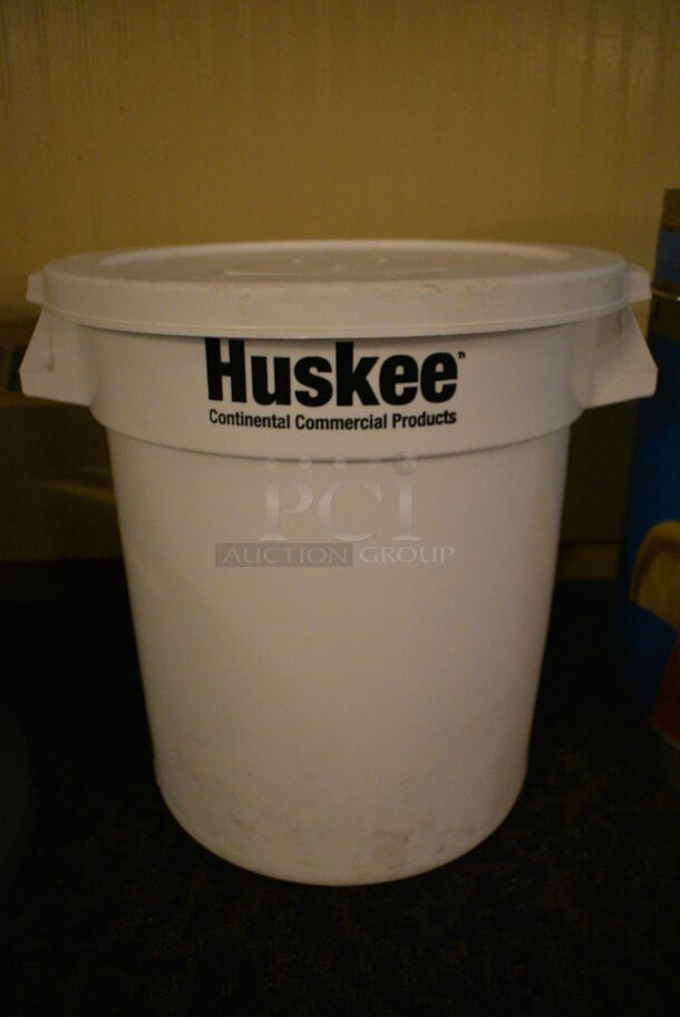 Huskee White Poly Trash Can w/ Lid. 18x16x17. (buffet)