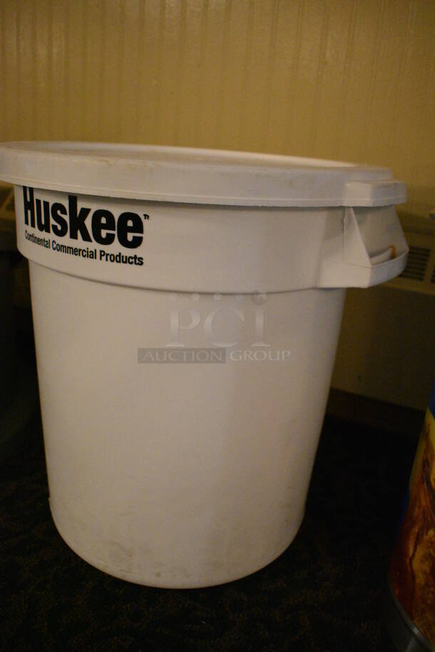 Huskee White Poly Trash Can w/ Lid. 18x16x17. (buffet) - Image 2 of 4