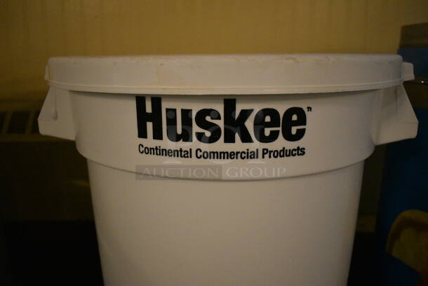 Huskee White Poly Trash Can w/ Lid. 18x16x17. (buffet) - Image 3 of 4