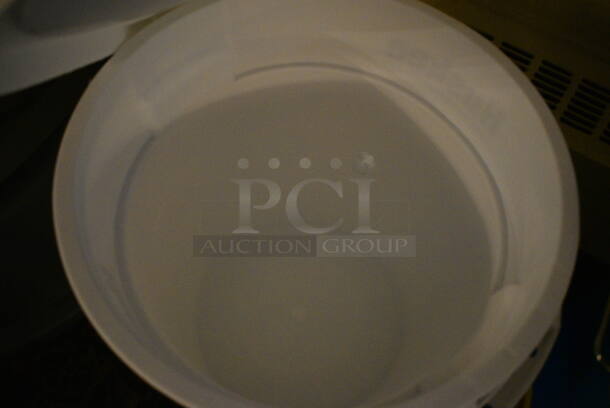 Huskee White Poly Trash Can w/ Lid. 18x16x17. (buffet) - Image 4 of 4