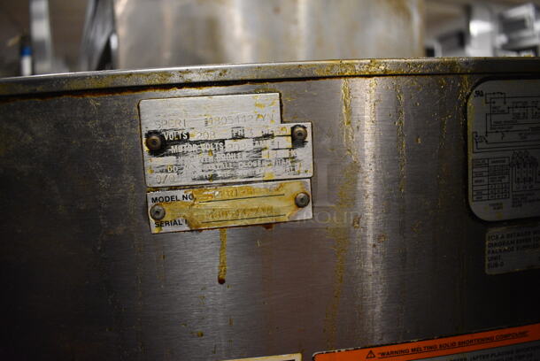 Vulcan Model SPERI-SESFABZ Stainless Steel Commercial Floor Style Electric Powered 2 Bay Fryer w/ Center Dumping Warming Station, Warming Strip and 4 Metal Fry Baskets. 208 Volts, 3 Phase. 46.5x28.5x53. Unit Was In Working Condition When Restaurant Closed. (kitchen) - Image 7 of 10