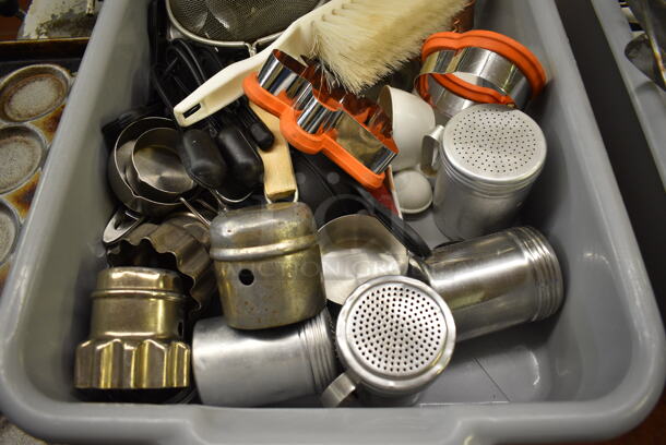 ALL ONE MONEY! Lot of Various Items Including Strainer and Brush in Gray Poly Bus Bin! 21.5x15.5x5. (bakery kitchen) - Image 3 of 4