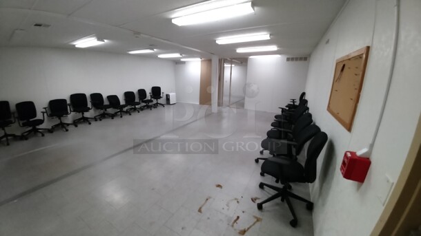 24'x44' Modular Classroom w/ 8' Tall Interior, Outrigger Frame, Detachable Hinges, New Tires. BUYER MUST REMOVE: Winning Bidder Will Have To Contact HACC To Make an Appointment To Remove This Item Between May 6th and May 13th. - Image 2 of 10