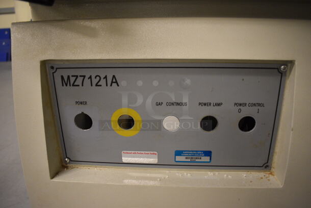 MZ7121A Floor Style Single Row Drill Machine. 220 Volts, 3 Phase. 43x50x46. (south basement 017) - Image 4 of 8