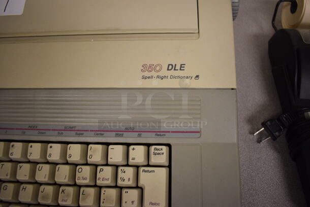 Smith Corona 350 DLE Spell Right Dictionary Countertop Typewriter. 16x14x5. (room 105) - Image 3 of 4