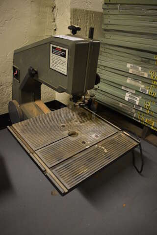 Tradesman Countertop Saw. 16x28x26. (south basement 012)