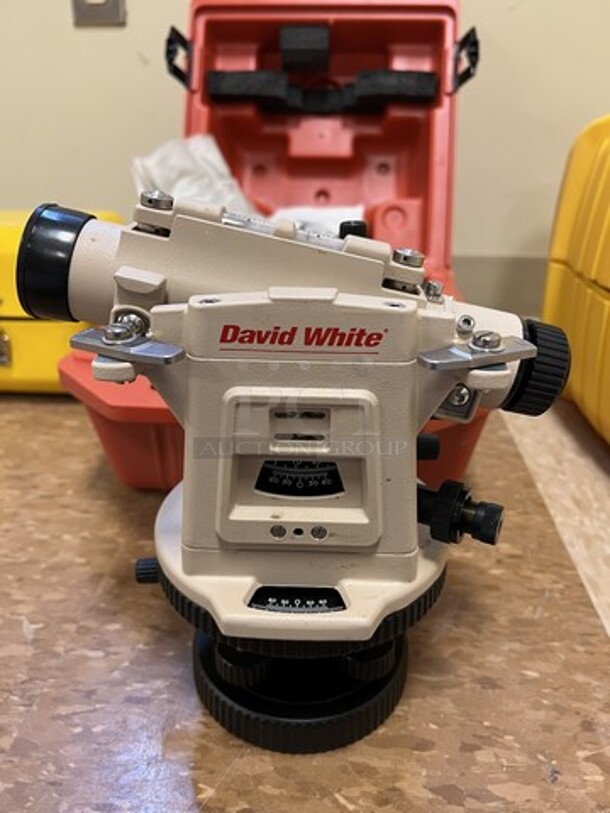 David White Model 8871 Universal LT8-300P Transit Level in Hard Case. 12x15x9. (room 122)