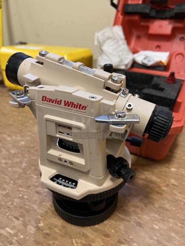 David White Model 8871 Universal LT8-300P Transit Level in Hard Case. 12x15x9. (room 122) - Image 2 of 7