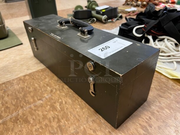 Black Metal Eye Instrument in Wooden Case. 19x5.5. (room 122) - Image 7 of 7