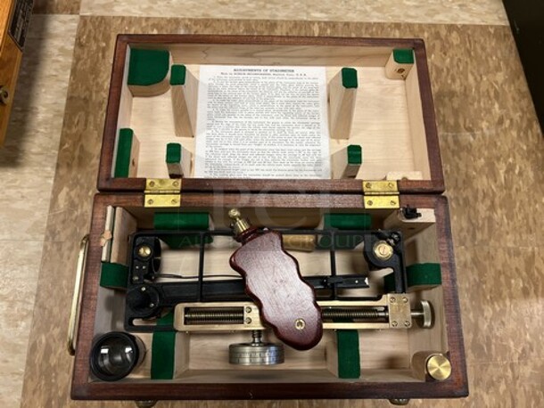 US Navy Stadimeter in Wooden Case. 12.5x7x6.5. (room 122) - Image 1 of 5