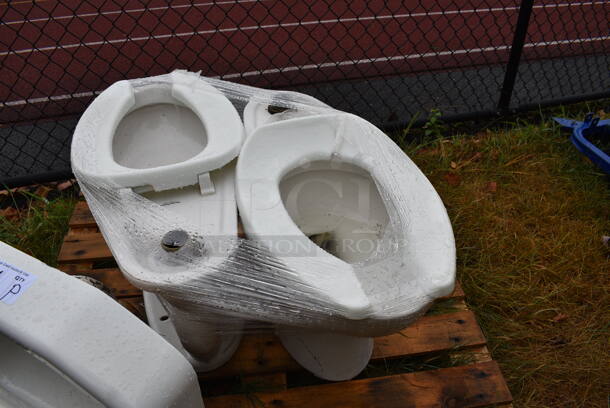 ALL ONE MONEY! Pallet Lot of Single Bay Wall Mount Sink and 2 Toilets. BUYER MUST REMOVE. Includes 19.5x18.5x11. (stadium) - Image 3 of 6