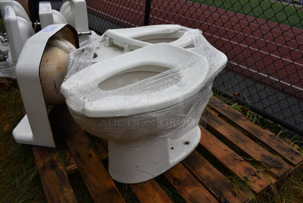 ALL ONE MONEY! Pallet Lot of Single Bay Wall Mount Sink and 2 Toilets. BUYER MUST REMOVE. Includes 19.5x18.5x11. (stadium) - Image 4 of 6