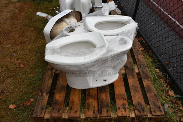 ALL ONE MONEY! Pallet Lot of Single Bay Wall Mount Sink and 2 Toilets. BUYER MUST REMOVE. Includes 19.5x18.5x11. (stadium) - Image 5 of 6