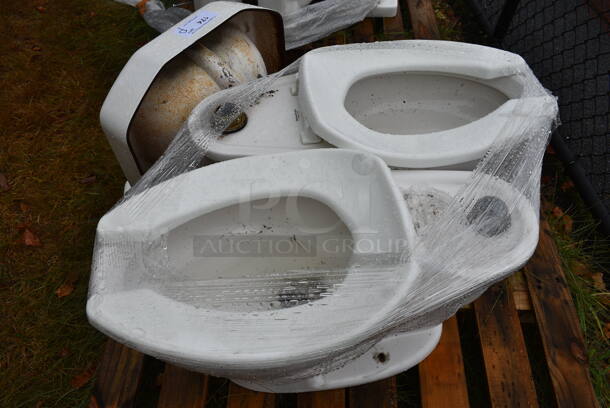 ALL ONE MONEY! Pallet Lot of Single Bay Wall Mount Sink and 2 Toilets. BUYER MUST REMOVE. Includes 19.5x18.5x11. (stadium) - Image 6 of 6